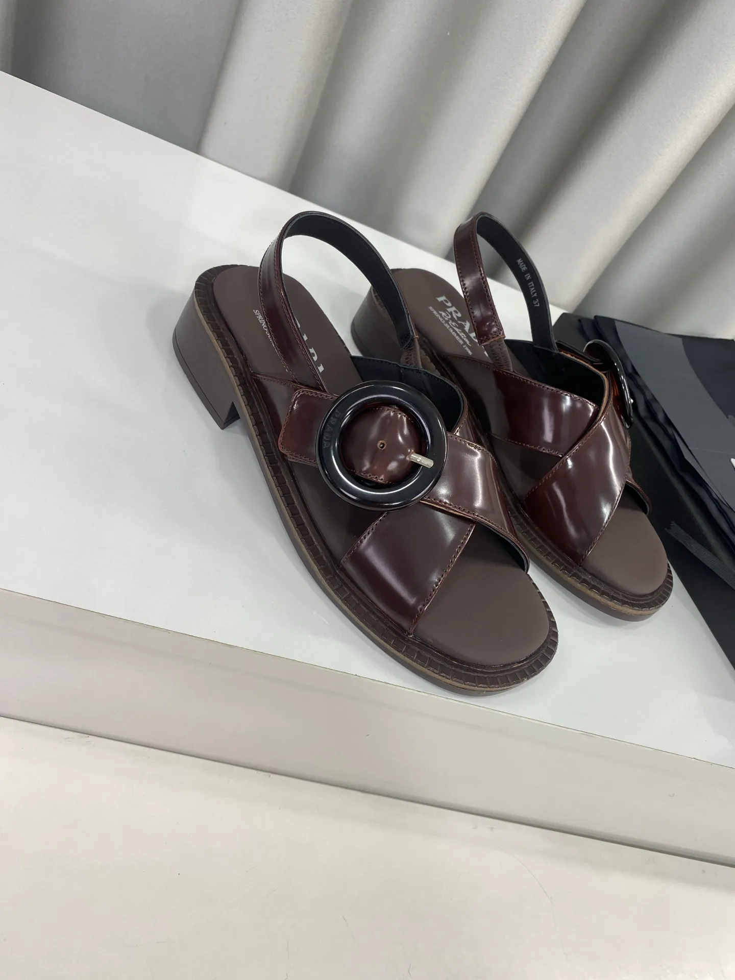 💕💕Factory direct selling price p500💕💕 Prada 25ss spring and summer new style cross thick heel sandals ☑️ Many Internet celebrity fashion bloggers are planting grass. Summer must-have sandals. Retro fashionable and avant-garde soles with uppers make the whole pair of shoes light and comfortable. Satisfy the various choices of fashionable people of different styles. The upper feet are very comfortable. The iconic metal triangle logo matches the shape of ancient beach sandals. Every design is fashionable ▪Upper: Made of original imported cow patent leather ▪Inner foot pads: sheepskin ▪Sole: Original customized rubber outsole ▪Size: 35-40 (customized for 40 yuan, non-refundable)